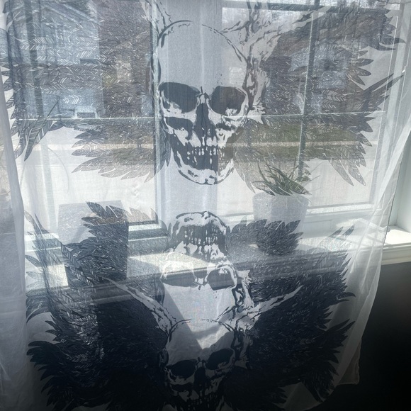 Cover Up / Scarf Skull 💀 with Wings - Picture 2 of 5